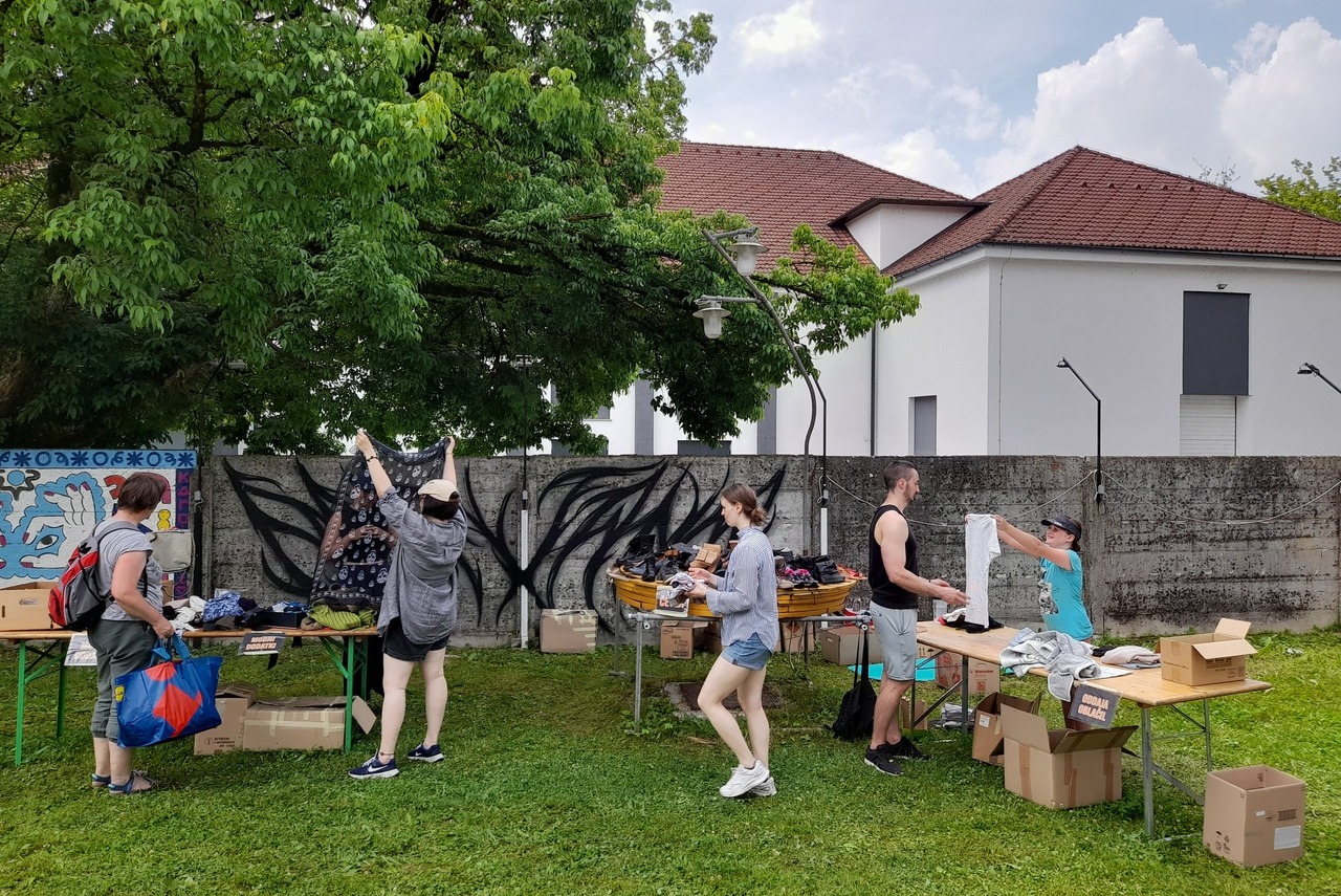Izmenjevalnica oblačil 46