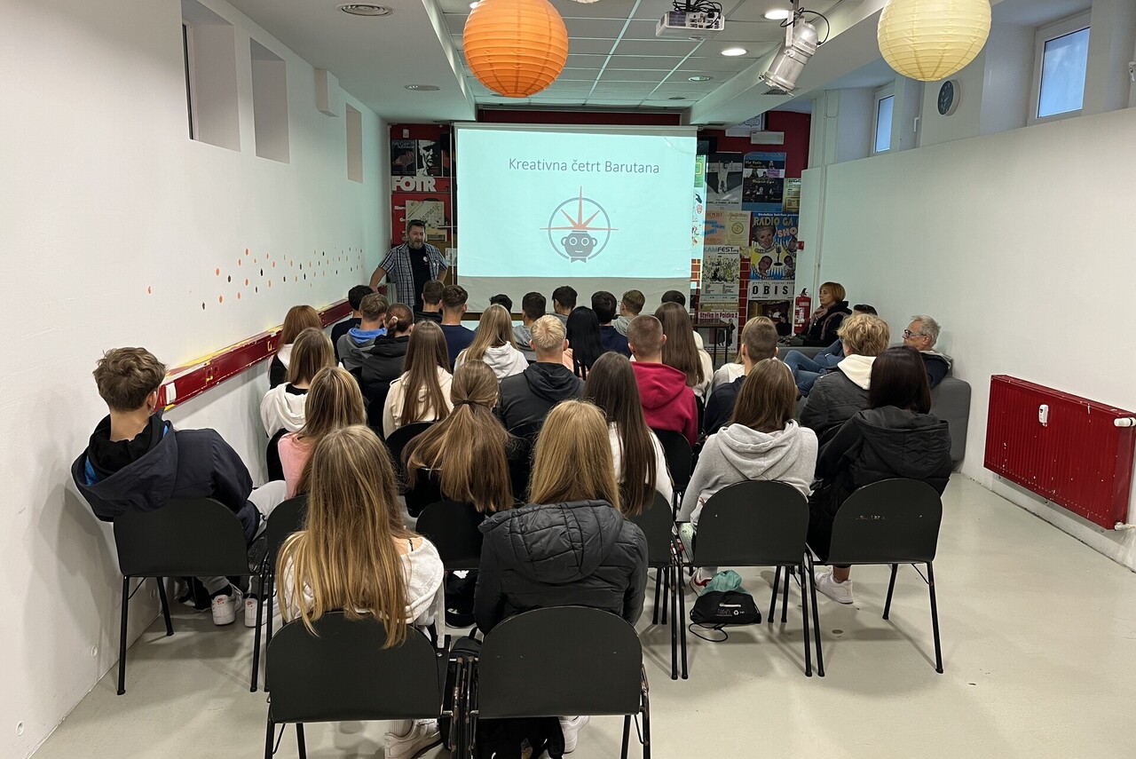 Večnamenski prostor