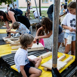 Delavnica izdelave lesenih stolčkov in šivanja usnjenih figuric | Kamfest | 13. 8. 2026