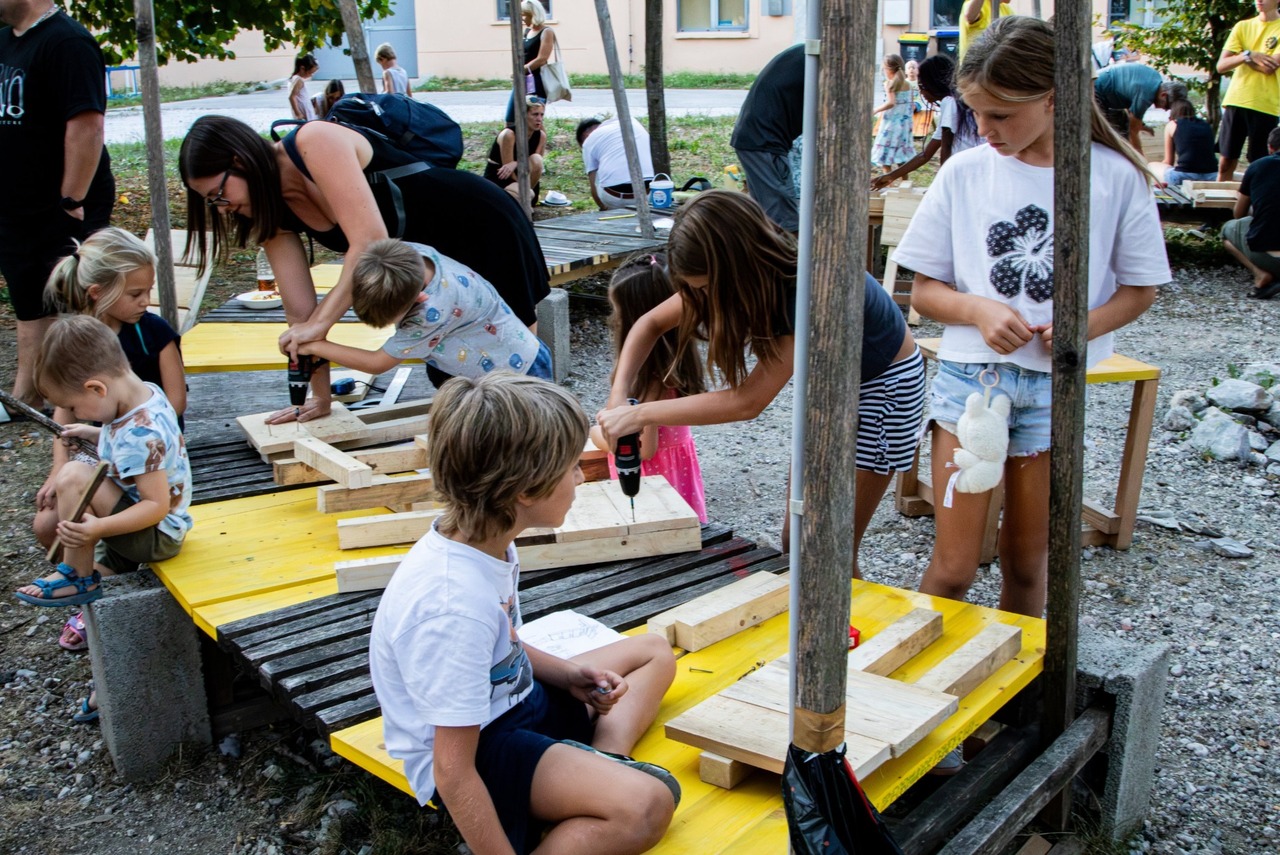 Delavnica izdelave lesenih stolčkov in šivanja usnjenih figuric | Kamfest | 13. 8. 2026