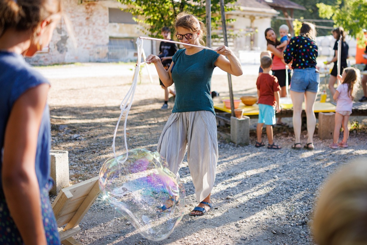 Delavnica izdelave velikih milnih mehurčkov | Kamfest | 14. 8. 2026